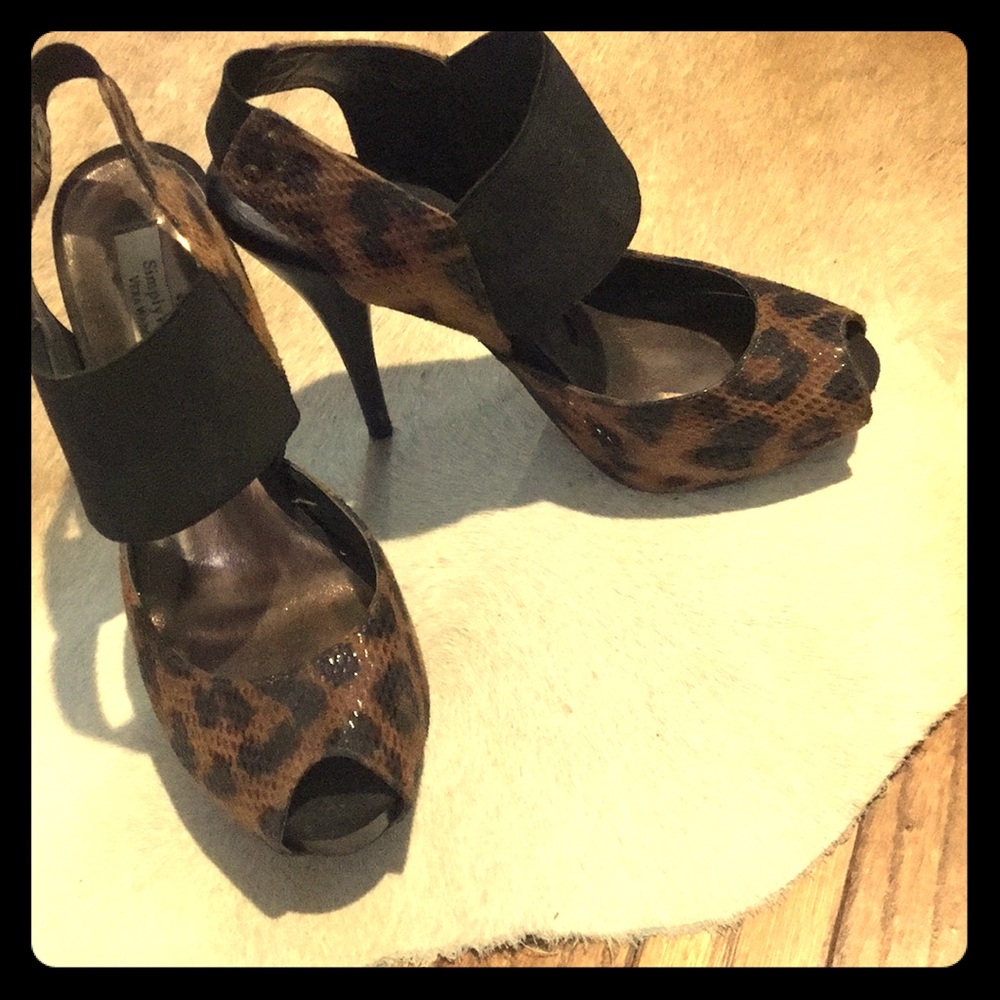 5/25!  VERA WANG Leopard high heels!